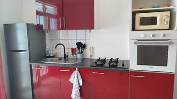 冰箱、微波炉、烤箱、炉灶