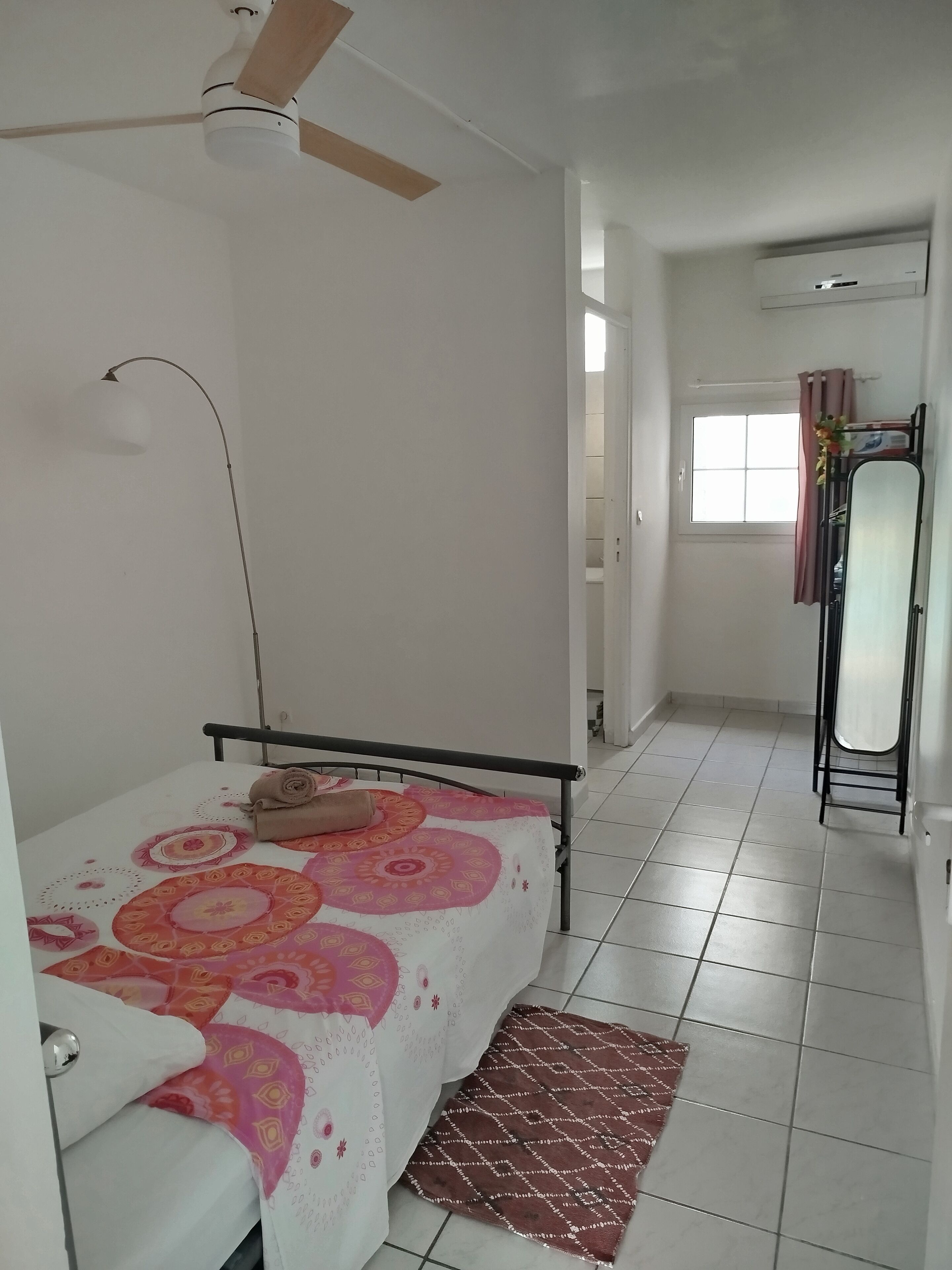 1 dormitorio, tabla de planchar con plancha, cuna de viaje y wifi gratis