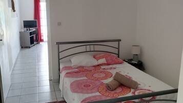 1 bedroom, iron/ironing board, travel cot, free WiFi