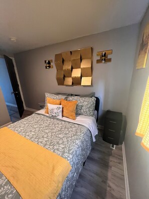 3 chambres, fer et planche à repasser, Wi-Fi, draps fournis