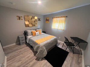 3 bedrooms, iron/ironing board, WiFi, bed sheets - Marvelous 3-bedroom house in Baltimore with WiFi, AC, Smart TV. Travel Royally! (Baltimore)