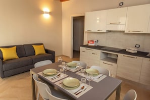 Apartamento, vistas al viñedo | Cocina privada | Frigorífico pequeño, hervidor eléctrico y trona infantil