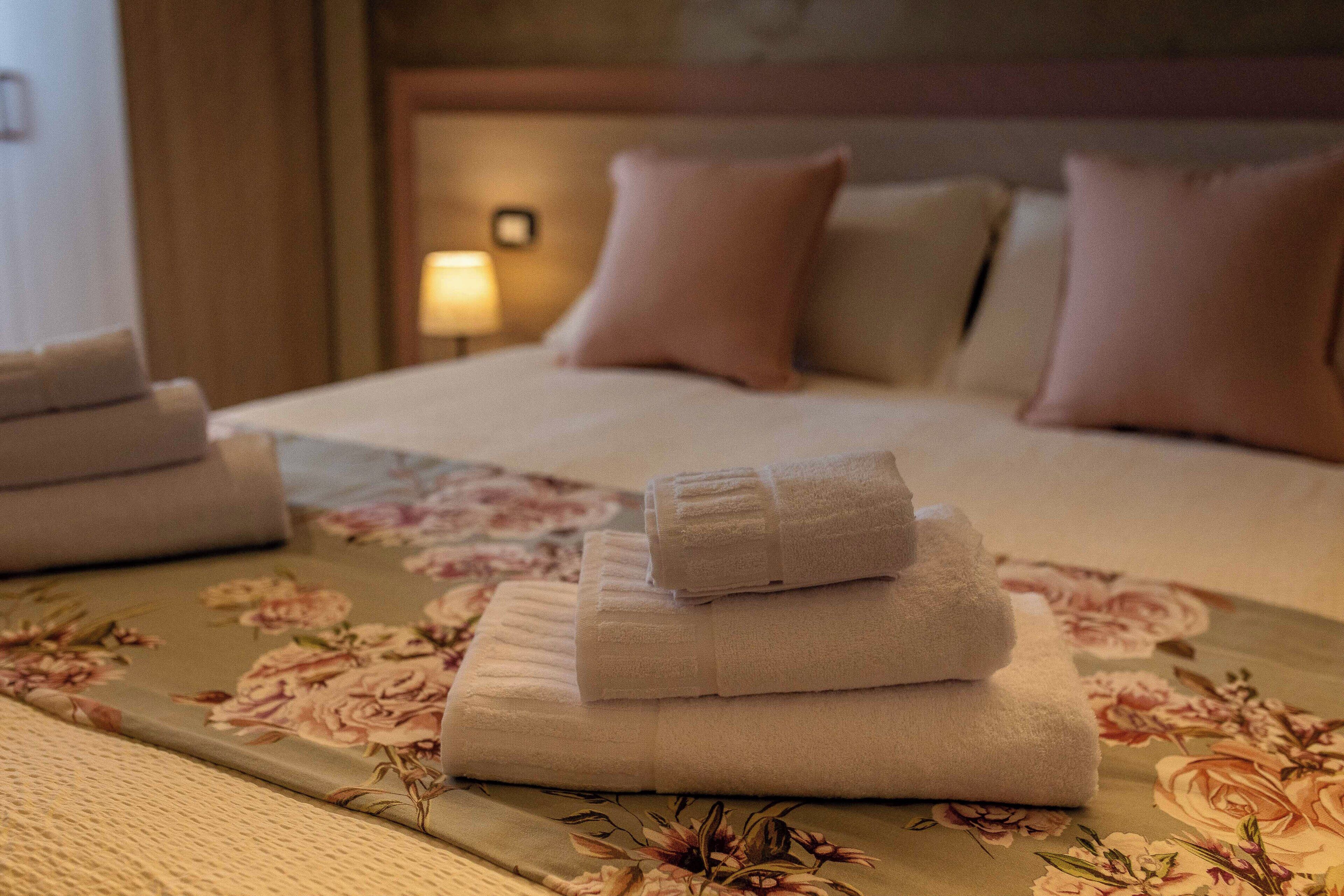 Luxe beddengoed, donsdekens, een kluis op de kamer, een bureau