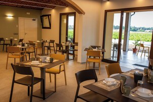 Daily continental breakfast (EUR 10 per person)