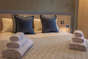 Zimmer, Balkon, Blick auf den Weinberg | Hochwertige Bettwaren, Daunenbettdecken, Zimmersafe, Schreibtisch