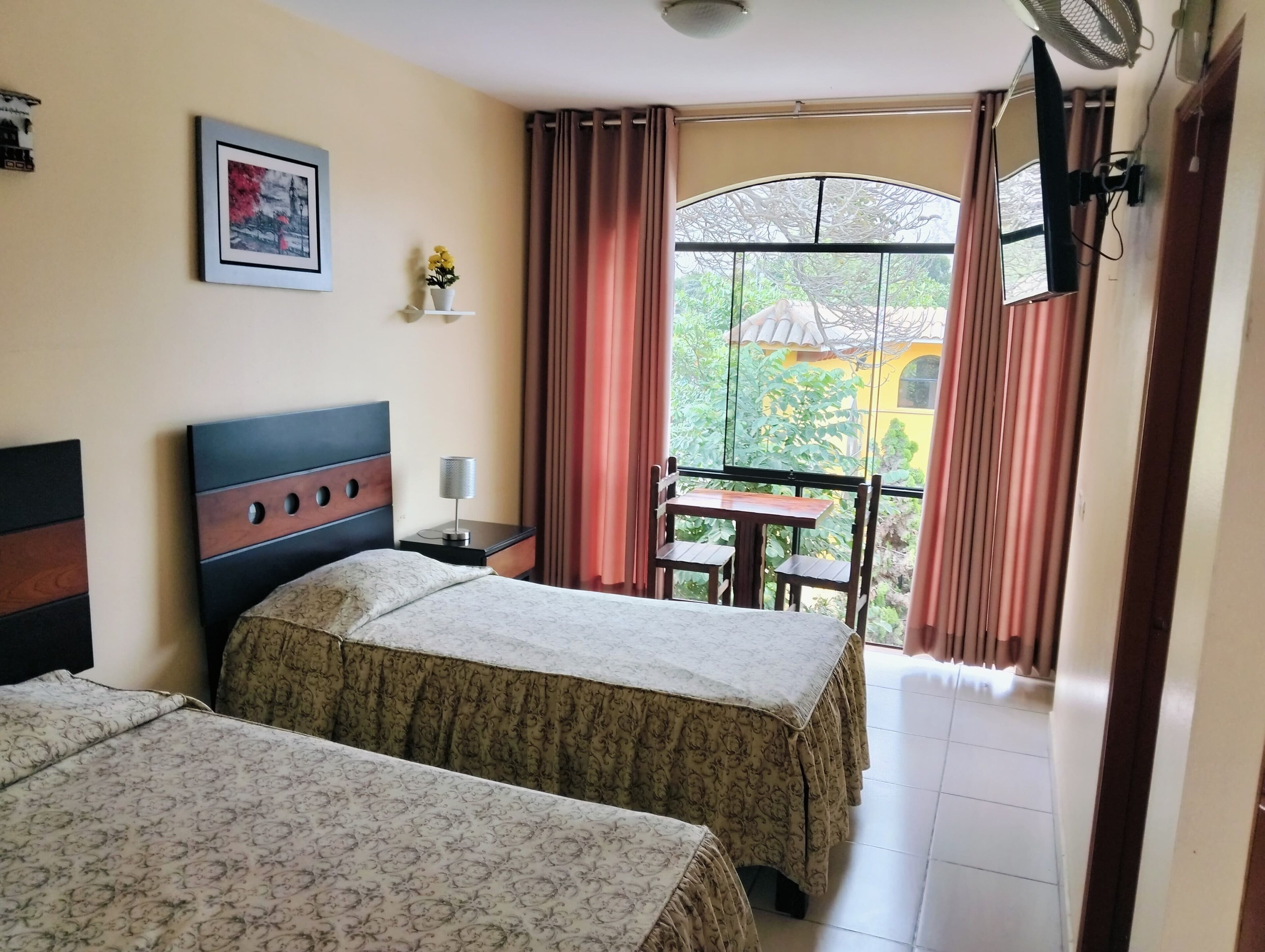 Habitación estándar doble, varias camas, vistas al jardín | Wifi gratis y ropa de cama