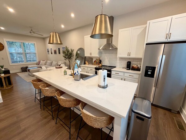 Mikrobølgeovn, ovn, kokeplater og oppvaskmaskin