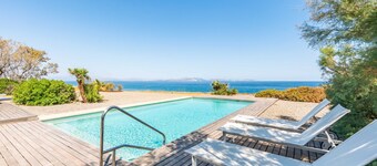 Modern Holiday Home With Pool