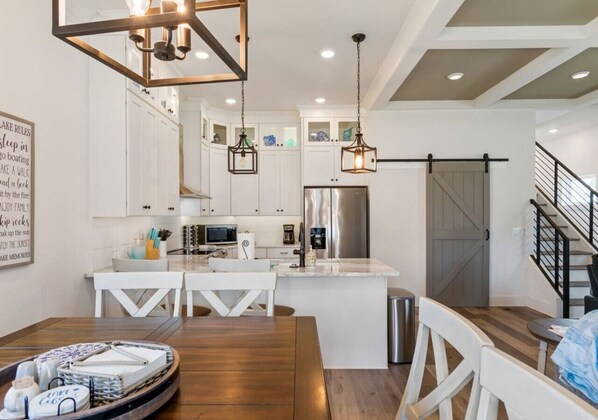 Kühlschrank, Mikrowelle, Ofen, Geschirrspüler