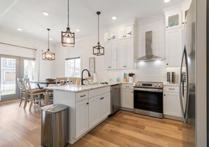 Kühlschrank, Mikrowelle, Ofen, Geschirrspüler