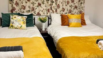 5 bedrooms, iron/ironing board, WiFi, bed sheets