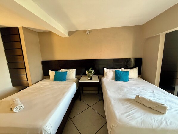Suite Deluxe, 2 camas Queen size, balcón, vista a la ciudad | 1 habitación, minibar y wifi gratis 