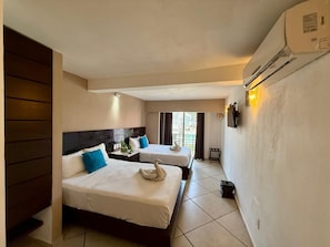 Deluxe suite, 2 queensize bedden, balkon, uitzicht op de stad | 1 slaapkamer, gratis wifi