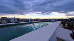 A rooftop pool with a view of the cityscape and a clear sky. - AMANÁA Hotel Boutique (Playa del Carmen)