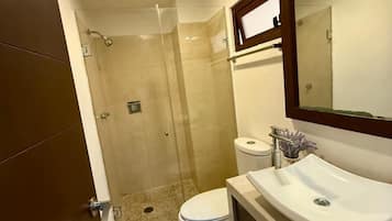 Suíte luxo, 2 camas Queen, sacada, vista para a cidade | Banheiro | Chuveiro, toalhas de banho, sabonete, shampoo