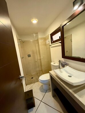 Suite Deluxe, 2 grands lits, balcon, vue sur la ville | Salle de bain | Douche, serviettes fournies, savon, shampooing