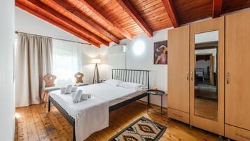 1 bedroom, desk, iron/ironing board, WiFi