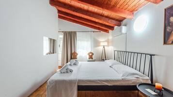 1 bedroom, desk, iron/ironing board, WiFi