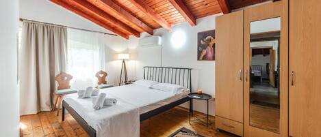 1 dormitori, escriptori, planxa i posts de planxar i wifi