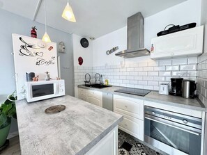 冷蔵庫、電子レンジ、オーブン、コンロ