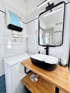 Een douche, een haardroger, toiletpapier