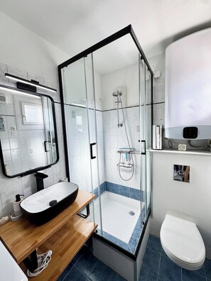 Dusche, Haartrockner, Handtücher, Toilettenpapier
