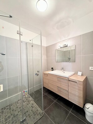 Shower, hair dryer - Maison cosy rénovée - Jardin - 50m des plages (Larmor-Plage)