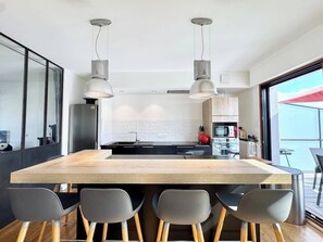 Kühlschrank, Mikrowelle, Ofen, Herdplatte