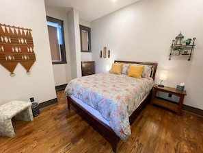 1 bedroom, WiFi, bed sheets - Historic Huntington Grocery Hot Tub Getaway (Huntington)