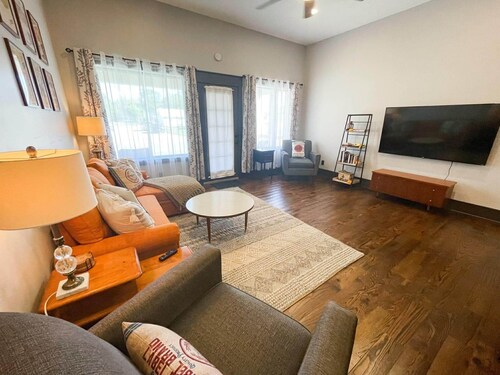 Historic Huntington Grocery Hot Tub Getaway