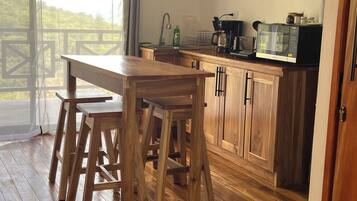 Bungalow Tucán | Cucina privata | Frigorifero, microonde, piano cottura, pentole/stoviglie/utensili