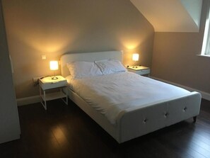 5 bedrooms, desk, iron/ironing board, travel crib - Wainsfort House, Blacklion – A Charming Retreat for Your Perfect Getaway (CN)