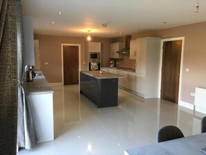 Microwave, oven, stovetop, dishwasher - Wainsfort House, Blacklion – A Charming Retreat for Your Perfect Getaway (CN)