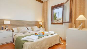 1 habitación, tabla de planchar con plancha, wifi gratis y ropa de cama