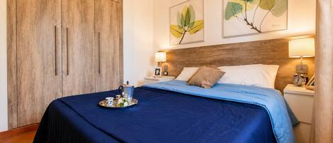 Tabla de planchar con plancha, wifi gratis y ropa de cama
