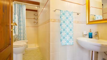 Regadera, secadora de cabello, toallas