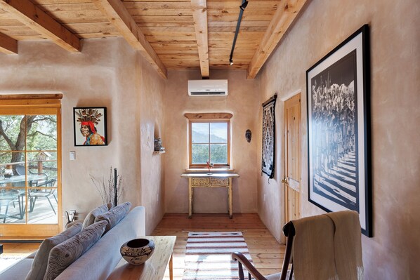 Smart TV, chimenea y libros 