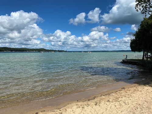 Torch Lake 5BR/3BA - huge yard with lake views