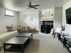 Smart-TV, peis og bøker