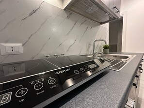 Frigorífico, microondas, horno y placa de cocina