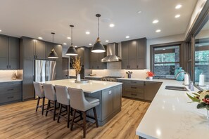 Fridge, microwave, oven, stovetop - Sunset View Retreat: Theater & Hot Tub Suncadia (Cle Elum)