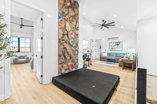 BRAND NEW Havenrock! Pool Table, Spacious courtyard, Rock Wall and the best for music lovers!