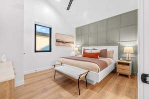 7 bedrooms, iron/ironing board, travel crib, free WiFi - BRAND NEW Havenrock! Pool Table, Spacious courtyard, Rock Wall and the best for music lovers! (Hurricane)