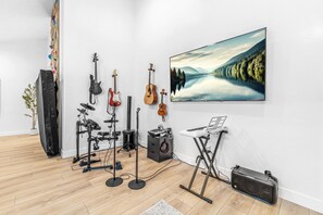 Fitness facility - BRAND NEW Havenrock! Pool Table, Spacious courtyard, Rock Wall and the best for music lovers! (Hurricane)