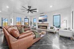 Smart TV, fireplace, video games, ping pong - BRAND NEW Havenrock! Pool Table, Spacious courtyard, Rock Wall and the best for music lovers! (Hurricane)