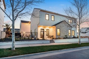 Exterior - BRAND NEW Havenrock! Pool Table, Spacious courtyard, Rock Wall and the best for music lovers! (Hurricane)