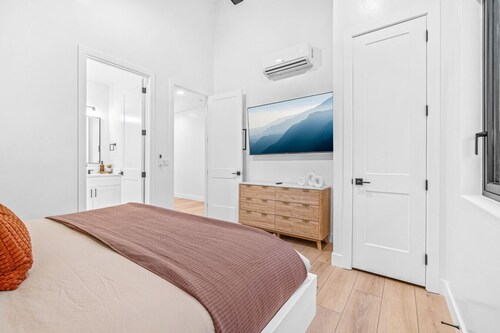 BRAND NEW Havenrock! Pool Table, Spacious courtyard, Rock Wall and the best for music lovers!