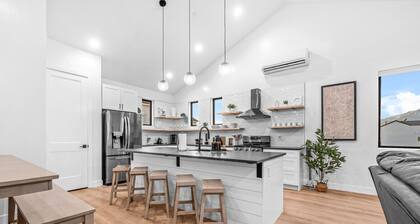 BRAND NEW Havenrock! Pool Table, Spacious courtyard, Rock Wall and the best for music lovers!