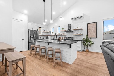 BRAND NEW Havenrock! Pool Table, Spacious courtyard, Rock Wall and the best for music lovers!