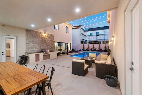 BRAND NEW Havenrock! Pool Table, Spacious courtyard, Rock Wall and the best for music lovers!